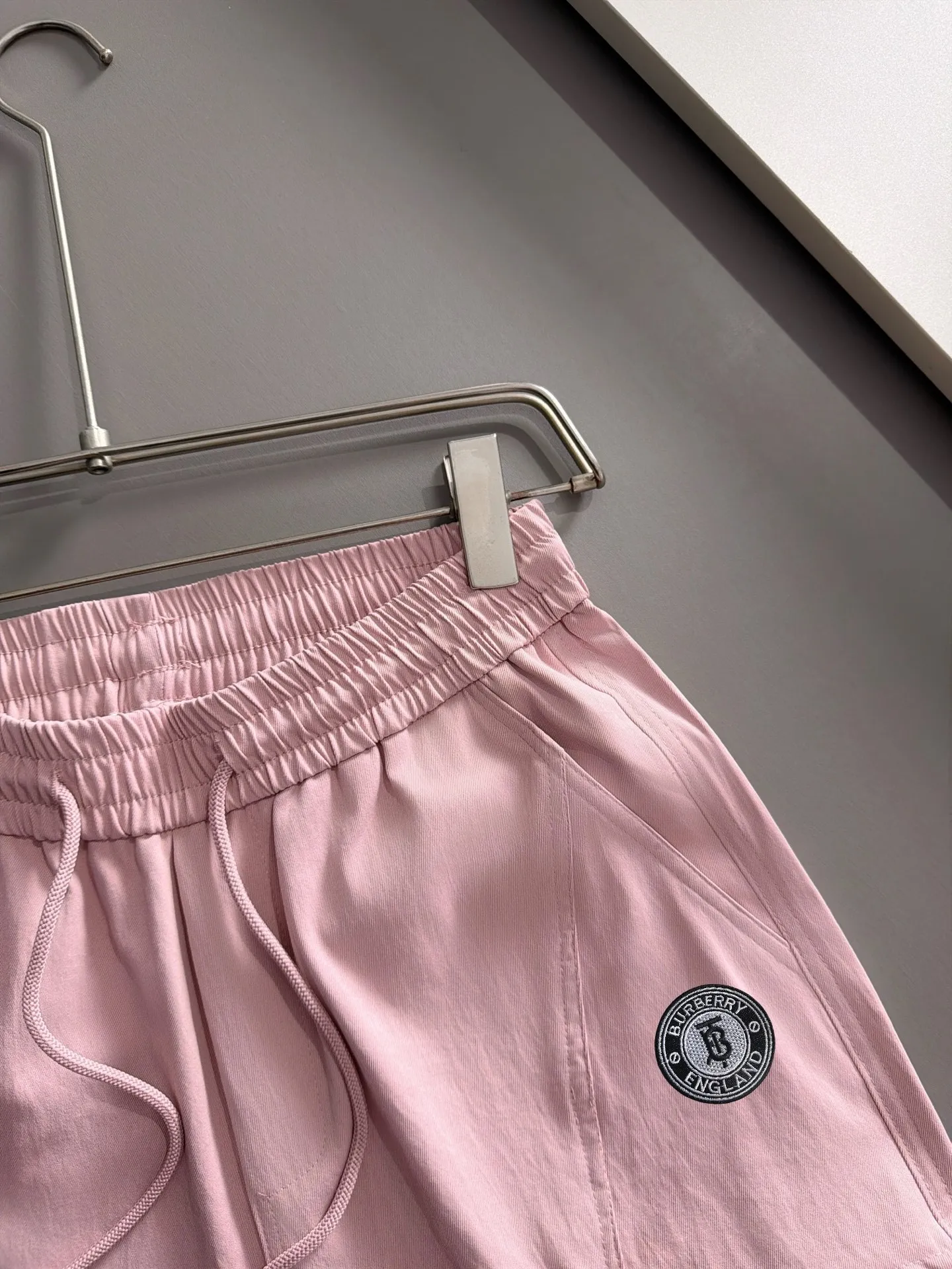 Burberry's 2026 spring and summer New Arrival elasticated casual shorts, made from counter-customized fabrics, Breathable, high comfort, impeccable details, brand element design concept, reflecting high quality. It feels delicate and soft! It presents a casual cut and the upper body shape is great! Sizes:S-2XL
